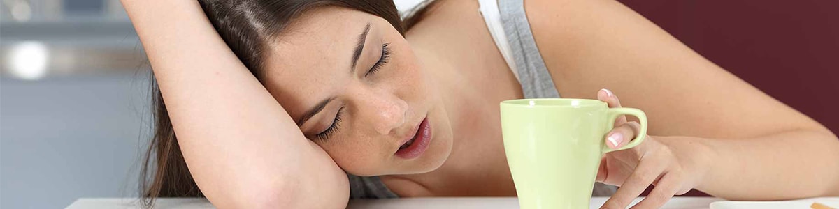 trastornos del sueño en valencia - Mujer dormida desayuno