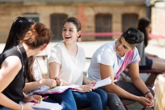 Psicóloga para adolescentes en Valencia - Jóvenes sentados hablando