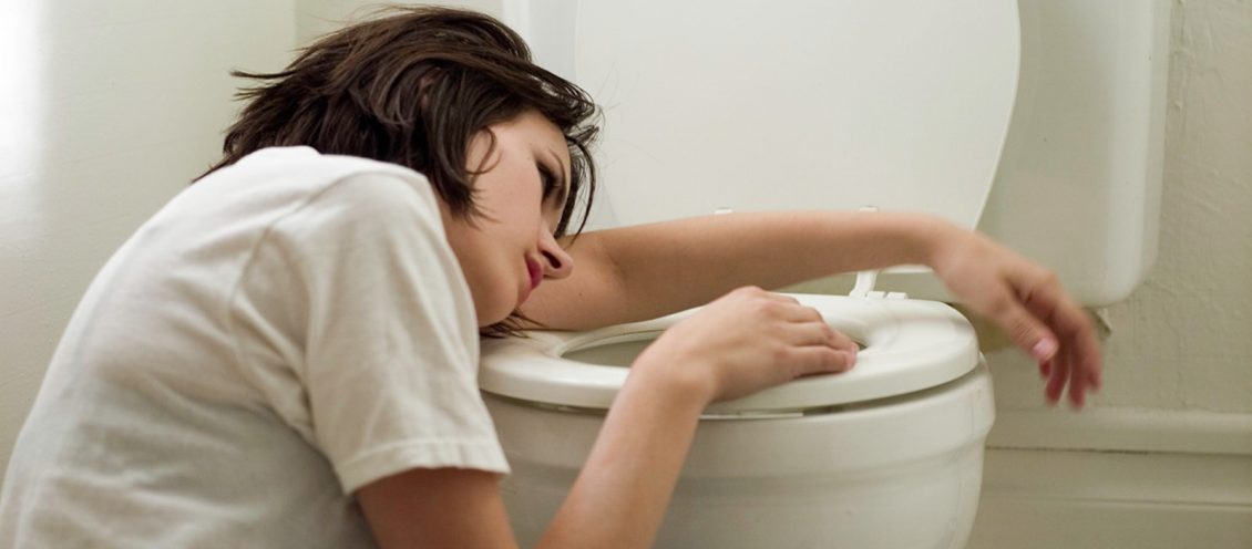 tratamiento para trastornos de la alimentación en adolescentes en valencia - Chica vomitando
