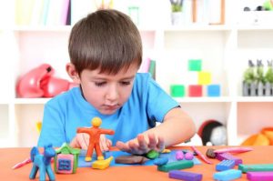 clinica de psicologia infantil en valencia - Niño jugando con plastelina