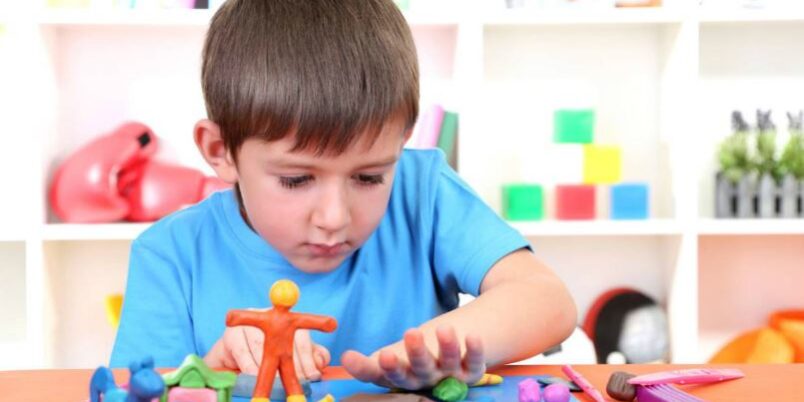 clinica de psicologia infantil en valencia - Niño jugando con plastelina