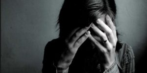 psicóloga para la depresión en Valencia - mujer con anillo