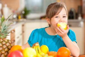 alimentación durante el desarrollo - niña con fruta