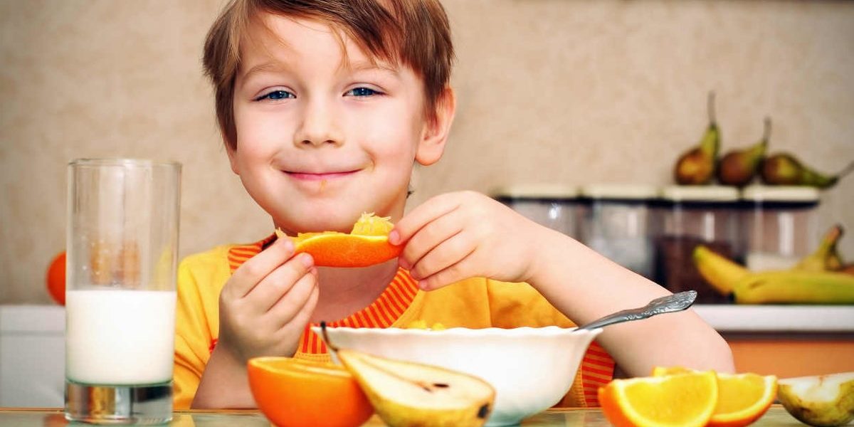 alimentación durante el desarrollo - niño desayunando
