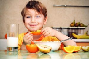 alimentación durante el desarrollo - niño desayunando