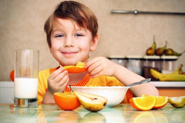 alimentación durante el desarrollo - niño desayunando