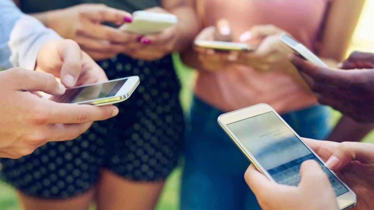 adolescentes y redes sociales – grupo de amigos