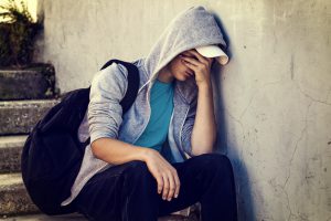 depresión en adolescentes - mochila y capucha