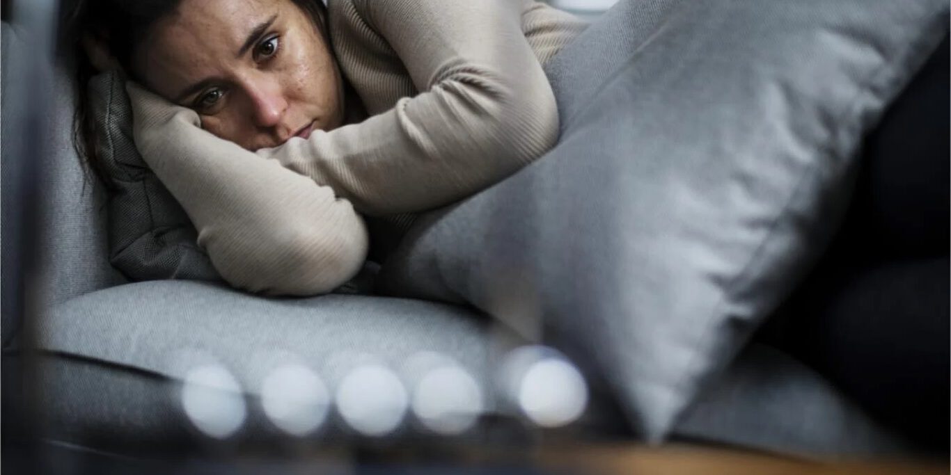 psicóloga para la depresión en Valencia – chica tumbada psicóloga para la depresión en Valencia - chica tumbada