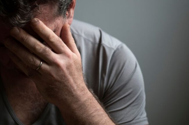 tratamiento para la depresión en Valencia - manos en la cara