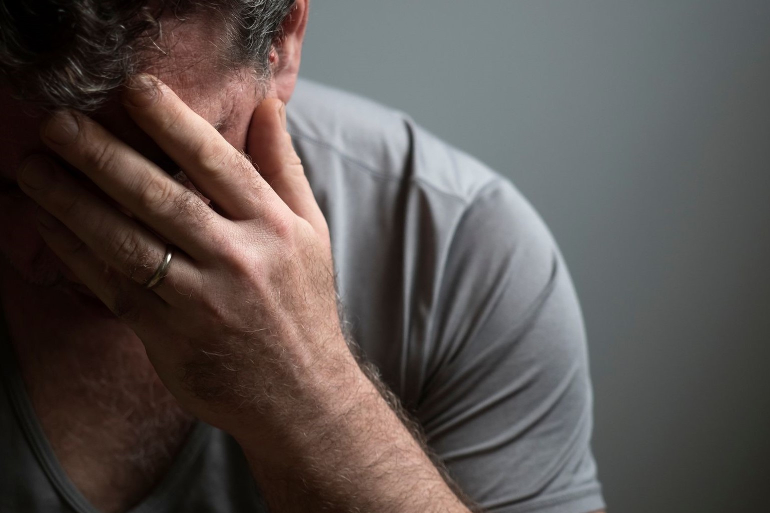 tratamiento para la depresión en Valencia - manos en la cara