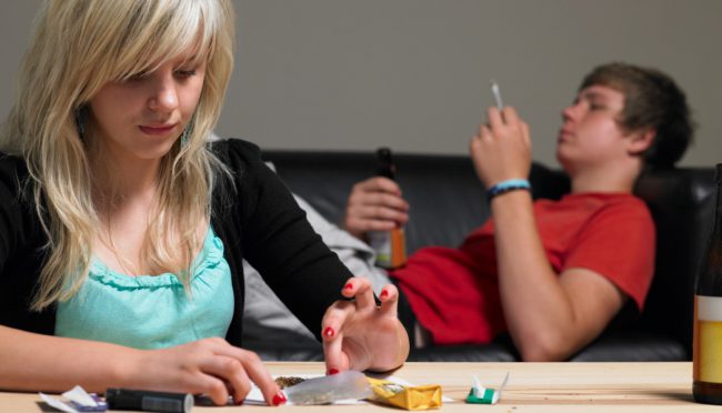 psicólogo para adicciones en adolescentes en Valencia - amigos